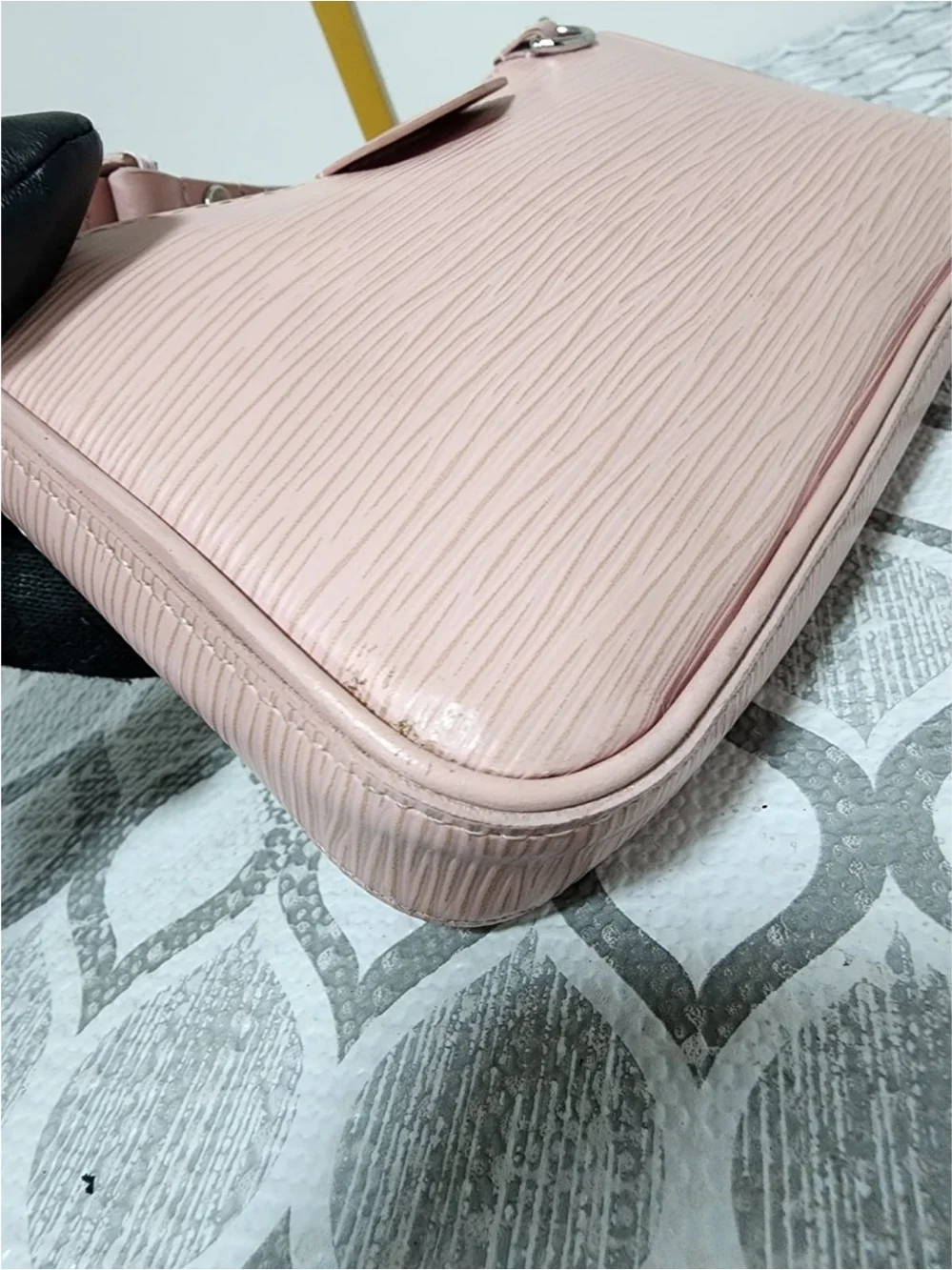 LOUIS VUITTON Epi Easy Pouch On Strap/Shoulder Bag Pink